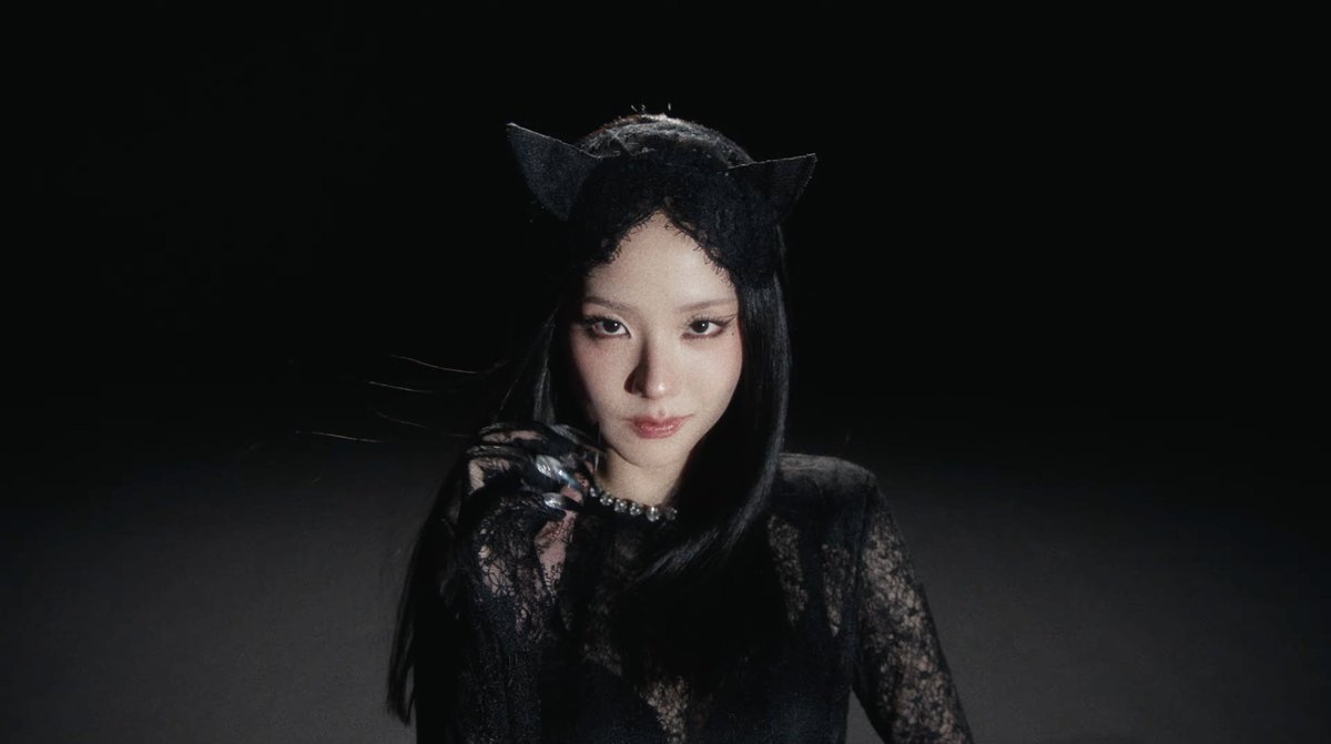 PhilstarNews's tweet photo. NOW YOU GOT US SO ADDICTED, JISOO! ✨💗 

BLACKPINK member Jisoo delighted fans by releasing the official music video for her latest single, “Addicted,” on Friday, October 30.  

She previously released her track “Click” last September.  

📷 JISOO/Screenshots https://t.co/P8nNB3S0wZ