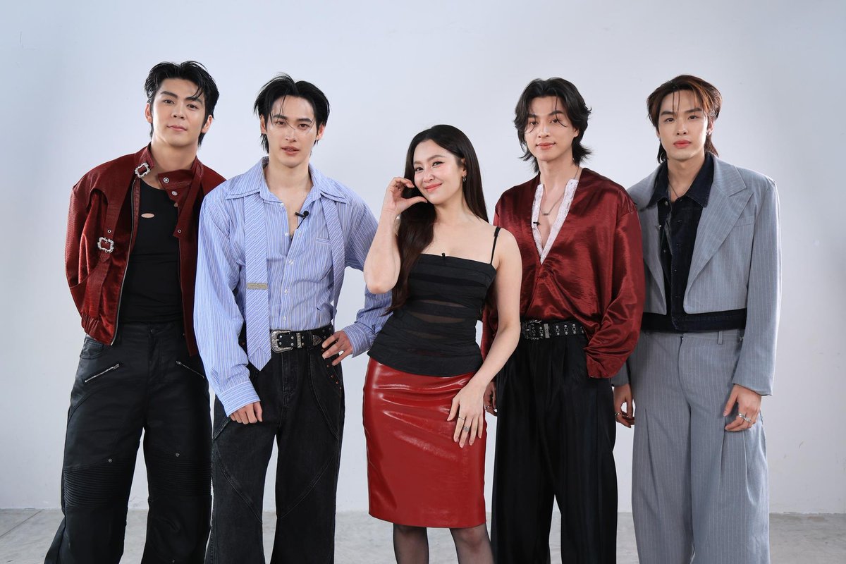 ANiceEnt's tweet photo. ช่อง 3 เปิดเบื้องหลังปฏิทินปี 2570
ยกทัพซุปตาร์เสิร์ฟคอนเซปต์สุดปัง Less waste, More grace

#ปฏิทินช่อง3ปี2570 

ช่อง 3 เดินหน้าส่งความสุขและมอบของขวัญชิ้นพิเศษให้แฟน ๆ ทั่วประเทศต้อนรับปีใหม่ ด้วยการเปิดตัวปฏิทินช่อง 3 ประจำปี 2570 ที่มาในคอนเซปต์ Less waste, More grace ชูไอเดียความเรียบง่ายที่ดูดี มีเสน่ห์ และสง่างาม เน้นการดีไซน์ที่เป็นมิตรต่อสิ่งแวดล้อมด้วยการลดทอนวัสดุส่วนเกิน เพื่อลดการเกิดขยะ แต่ยังคงไว้ซึ่งความหรูหรา คลาสสิก และทรงคุณค่า!

สำหรับบรรยากาศการถ่ายทำแฟชั่นเซตในปีนี้เต็มไปด้วยความสนุกสนานและเอนเนอจี้จัดเต็มจากทัพนักแสดงตัวท็อปและดาวรุ่งเจนใหม่ที่ตบเท้าเข้าร่วมเฟรมกันอย่างคึกคัก นำโดย แอน ทองประสม, เชอรี่ เข็มอัปสร, โป๊ป ธนวรรธน์, เกรท วรินทร, ณเดชน์ คูกิมิยะ, ญาญ่า อุรัสยา, หมาก ปริญ, คิมมี่ คิมเบอร์ลี่, เจมส์ จิรายุ, เบลล่า ราณี, อาเล็ก ธีรเดช, โบว์ เมลดา, เจมส์ มาร์ และ พาย รินรดา

พร้อมด้วยการรวมตัวของเหล่านักแสดงสุดฮอตที่กำลังมาแรงในยุคนี้ ไม่ว่าจะเป็น หลิงหลิง คอง, ออม กรณ์นภัส, ลีน่า ลลินา, หมิว ณัชชา, กลัฟ คณาวุฒิ, เก้า นพเก้า, ภณ ณวัสน์, อแมนด้า ชาลิสา ออบดัม, จีน่า ญีนา, อุ้ม อิษยา, แบม สราลี, แทน ดวงแก้ว, ไมกี้ ปณิธาน, พีพี ปุญญ์ปรีดี, กองทัพ พีค, มิ้นท์ รัญชน์รวี, ญดา นริลญา, อู๋ กิตติภณ, ริว วชิรวิชญ์ ร่วมด้วย เด่นคุณ งามเนตร, มีน พีรวิชญ์, ตี๋ ธนพล, มาสุ จรรยางค์ดีกุล, จ็อบ ธัชพล, เซ้นต์ ศุภพงษ์, ไอซ์ ภาณุวัฒน์, น้ำฟ้า ธัญญภัสร์, เฟรนด์ พีระกฤตย์, จูเนียร์ กาจบัณฑิต, ฟลุ๊คจ์ พงศภัทร์, สมิธ ภาสวิชญ์, ลิซ่า อลิซา, แคนดี้ สุภาภัสสร์, นีญ่า มากีลา นอกจากนี้ยังมีดาวรุ่งน้องใหม่ที่มาประเดิมหน้าปฏิทินช่อง 3 เป็นครั้งแรก อาทิ ทาฆิ กวิน, อ๋อง สิทธานต์, พริกขิง สุรีย์ญะเรศ, หยู่ยู้ อรณิชา, อิมีลี่ เพ็ทเตอร์เซ็น, พิชชา และ ภูมิ ศิร์รัฐ ที่มาร่วมแจกความสดใสและโชว์สกิลการโพสท่าสุดชิคแบบไม่มีใครยอมใคร!

สำหรับใครที่อยากเป็นเจ้าของปฏิทินสุดเอ็กซ์คลูซีฟนี้ อดใจรออีกนิด แล้วมาปักหมุดติดตามรายละเอียด กติกาการแจก พร้อมช่องทางร่วมสนุกได้ทางหน้าจอช่อง 3 รวมถึงทุกช่องทางออนไลน์ของ Ch3Thailand และ 3Plus เร็ว ๆ นี้ ห้ามพลาดเด็ดขาด!

🔗https://t.co/671eKGuAGl