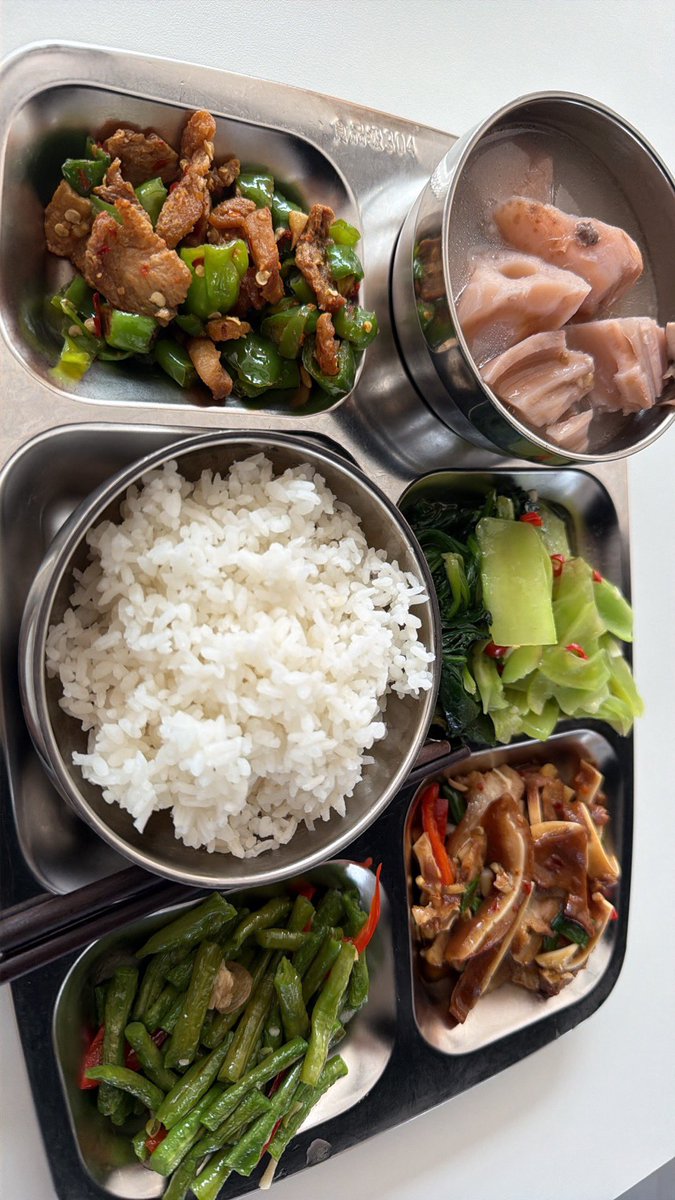 Annz60bp's tweet photo. 中午好 
看看你们的工作餐😋 https://t.co/QmHRI7lWPD