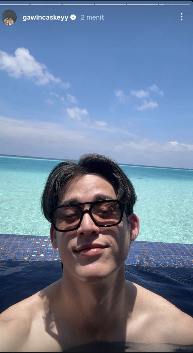 reallllljeab's tweet photo. เห็นอตฟกำลังมีคนสงสัยว่ารูปที่มัลดีฟเป็นการเซลฟี่จริงหรอ!?! เพราะปกติกล้องกวินตั้งค่าเป็นจตุรัส และรูปออกมาทรงนี้ตลอด แต่รูปแรกไม่ใช่ แอบสงสัยว่าถ่ายกล้องหลัง? ใครถ่าย? หรือ ใช้กล้องใคร!?! เริ่มถกได้ณ บัดนี้ https://t.co/RgfVyKJJTo