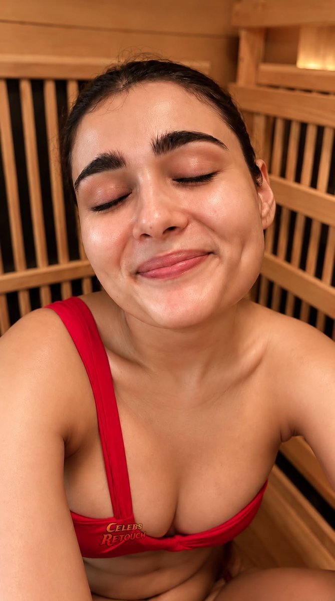 kannurponnu's tweet photo. படவாய்ப்பு கிடைக்கல அதான் போல subscription ல போட வேண்டியது எல்லாம் பொதுவுல வருது.. 🚶‍♀️ https://t.co/7byCM5T8RA