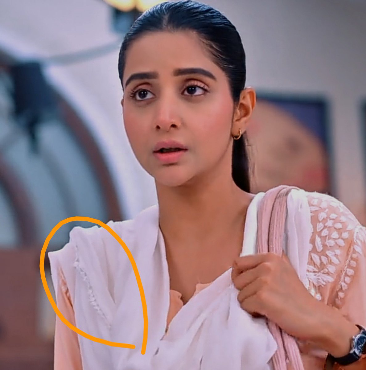 Sana40004's tweet photo. GUYS,I think I've got something HUGE🥹
Look at the pics carefully.The cloth on the table is CLEARLY SHORTER,but when the ashes start falling,it suddenly touches the floor.
Now zoom in…THAT'S SAUMYA'S DUPATTA.U can even make out the colour of her outfit.SOOOOO?😍😭#YehFitoorTera https://t.co/P7tTha4DZh