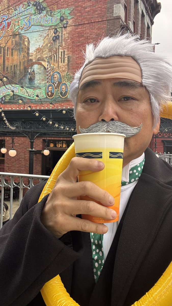 hiddenmickey_p's tweet photo. #Dハロ仮装2026 
#Dハロ仮装 
#ザンビーニブラザーズ

今年は #ザンビーニ三兄弟 でイン🍷
ハーバーからアメフロ辺りのキャストさん達がメッチャテンション高めで接してくれるの楽しいww

ビール美味いwww https://t.co/KCLtsqfAyZ