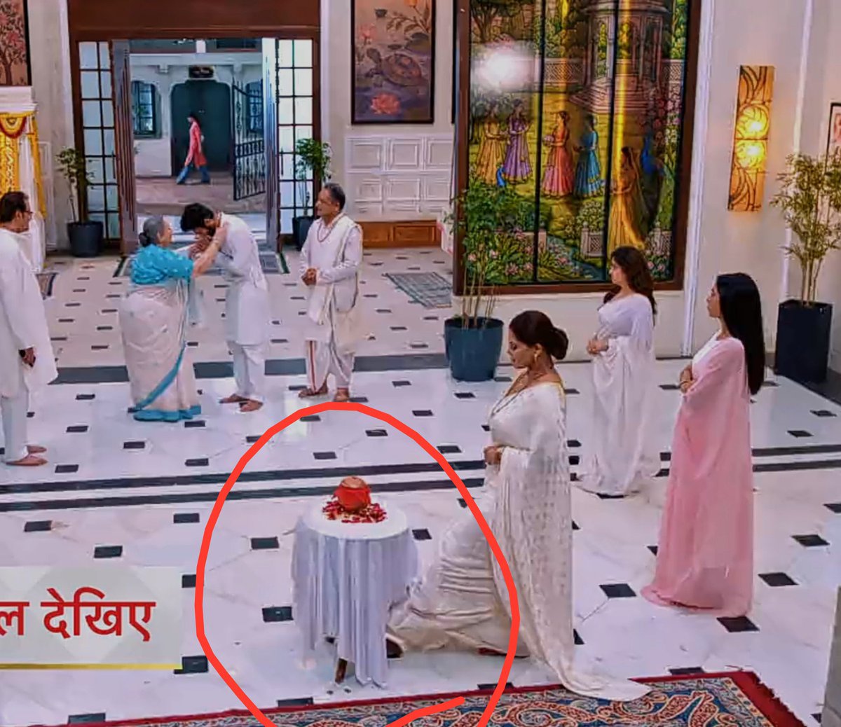 Sana40004's tweet photo. GUYS,I think I've got something HUGE🥹
Look at the pics carefully.The cloth on the table is CLEARLY SHORTER,but when the ashes start falling,it suddenly touches the floor.
Now zoom in…THAT'S SAUMYA'S DUPATTA.U can even make out the colour of her outfit.SOOOOO?😍😭#YehFitoorTera https://t.co/P7tTha4DZh