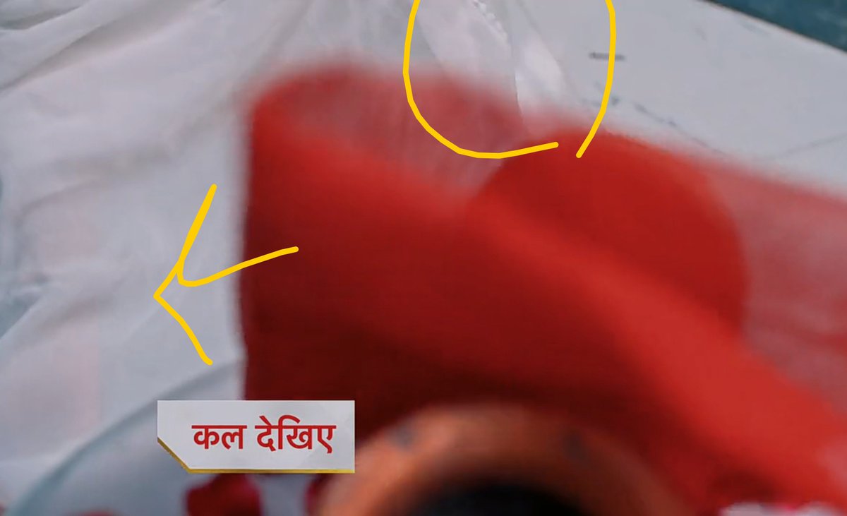 Sana40004's tweet photo. GUYS,I think I've got something HUGE🥹
Look at the pics carefully.The cloth on the table is CLEARLY SHORTER,but when the ashes start falling,it suddenly touches the floor.
Now zoom in…THAT'S SAUMYA'S DUPATTA.U can even make out the colour of her outfit.SOOOOO?😍😭#YehFitoorTera https://t.co/P7tTha4DZh