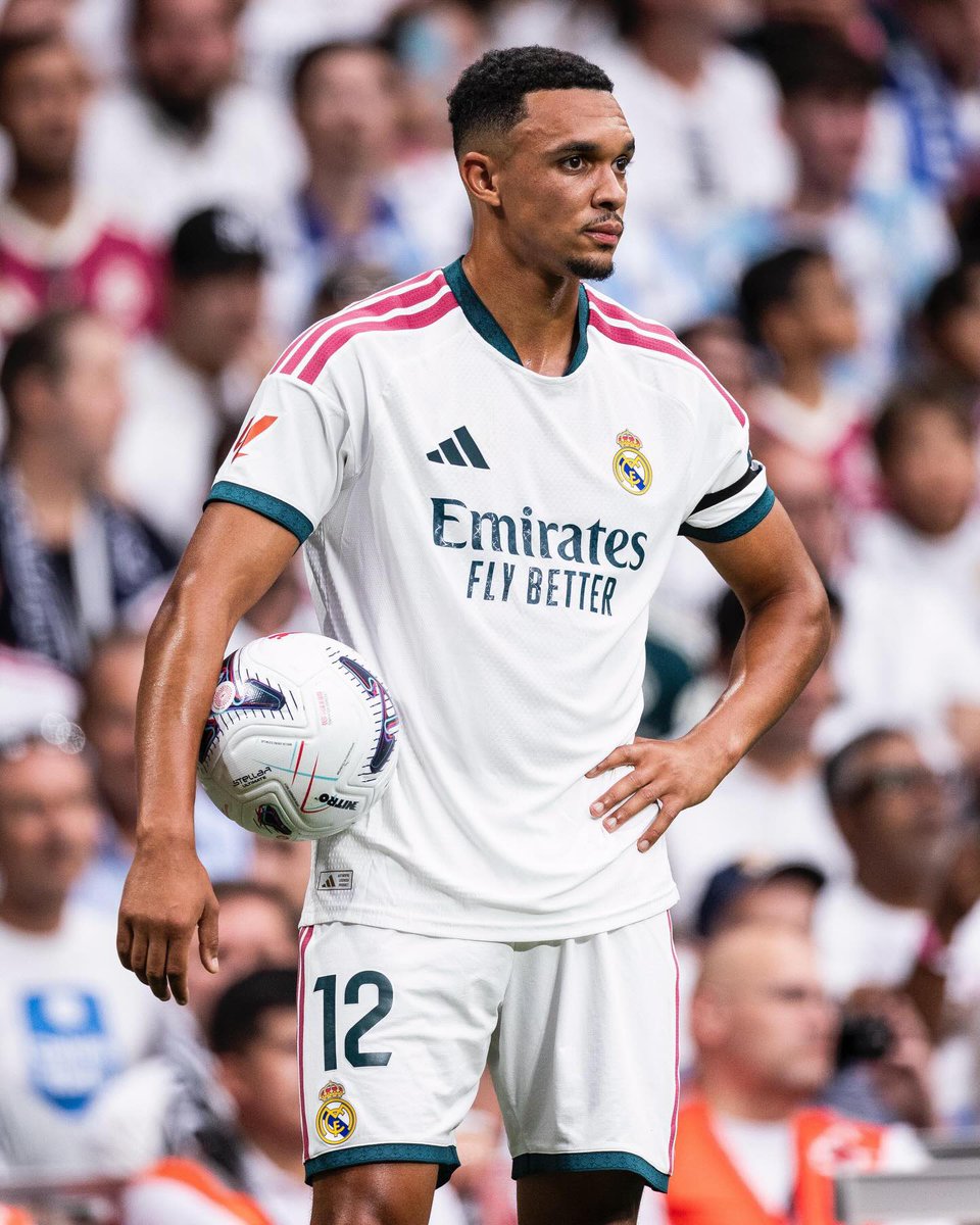 SeputarMadrid's tweet photo. 🚨 NEW: Trent Alexander-Arnold mulai menghadapi ketidakpastian di Real Madrid. Bergabung pada 2025 setelah meninggalkan Liverpool, ia kini menjadi bek kanan ketiga setelah tiga kali mengalami cedera otot yang membatasi penampilannya menjadi 30 pertandingan pada musim pertamanya.

Situasi tersebut membuatnya kehilangan tempat di Piala Dunia 2026. Sejumlah klub Inggris mulai menjajaki peluang merekrutnya pada bursa transfer Januari. 

Meski demikian, Trent masih ingin bertahan di Madrid. Kedatangan Dumfries dari Inter dan performa Fede Valverde di posisi bek kanan semakin memperketat persaingan. [@diarioas]