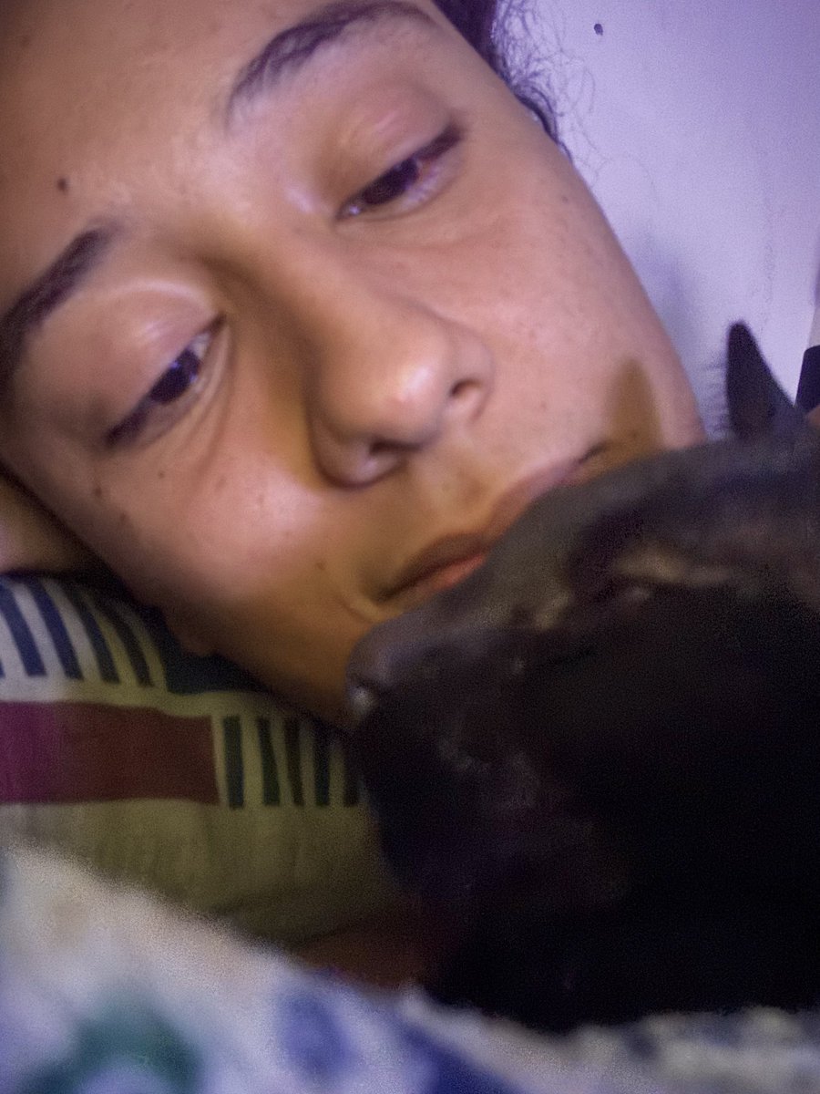 viouvivivi's tweet photo. deitada abraçadinha com meu negão carinhoso https://t.co/cRrO6KA9Ma