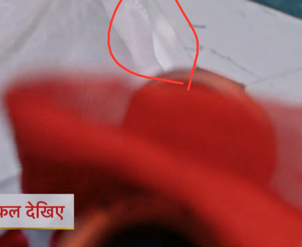 Sana40004's tweet photo. GUYS,I think I've got something HUGE🥹
Look at the pics carefully.The cloth on the table is CLEARLY SHORTER,but when the ashes start falling,it suddenly touches the floor.
Now zoom in…THAT'S SAUMYA'S DUPATTA.U can even make out the colour of her outfit.SOOOOO?😍😭#YehFitoorTera https://t.co/P7tTha4DZh