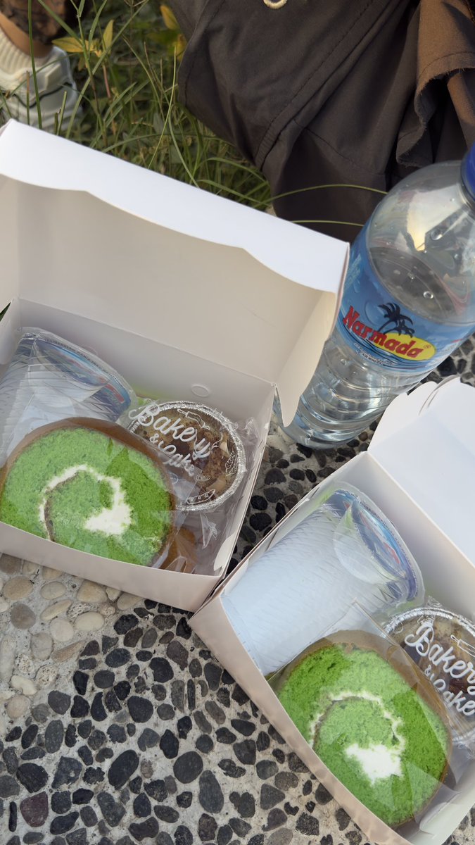 sanjeevxrn's tweet photo. Olahraga bawa bekal😭 sampe heran gw gak expedt dia bawa jajan 2 kotak begini katanya buat bekal, mau ditolak sayang rezeki, diterima juga kocak bgtt temen gw https://t.co/tGFBN4oZli