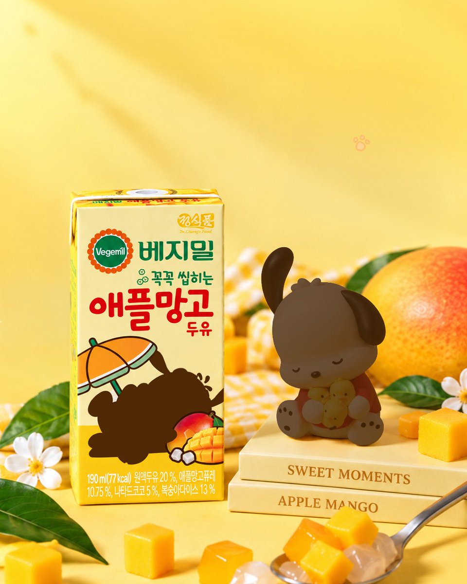 gihaha78900's tweet photo. 베지밀 애플망고 두유 리뉴얼 출시 예고! 
그런데 산리오 캐릭터까지 등장한다고?!

달콤한 애플망고 두유가 새롭게 돌아옵니다!
맛과 영양은 물론 씹는 재미까지 더해졌다고 해요. 

<리뉴얼 핵심 포인트>
1️⃣ 기존 대비 당 함량 62% 감소
2️⃣ 비타민 C·D, 아연 함유
3️⃣ 쫄깃한 코코넛 알갱이로 씹는 재미 추가
4️⃣ 애플망고의 상큼달콤한 풍미
5️⃣ 190ml 기준 77kcal

산리오 캐릭터와의 만남?!
공개된 티저 이미지에는 귀여운 캐릭터 실루엣 3종이 등장했는데요.

폼폼푸린, 시나모롤, 포차코를 연상시키는 모습이라 더욱 기대되는 상황!

아직 캐릭터의 정체는 공식 공개 전이며, 출시일과 판매처도 추가 안내를 기다려야 합니다.

애플망고 두유..? 상상이 안된다!