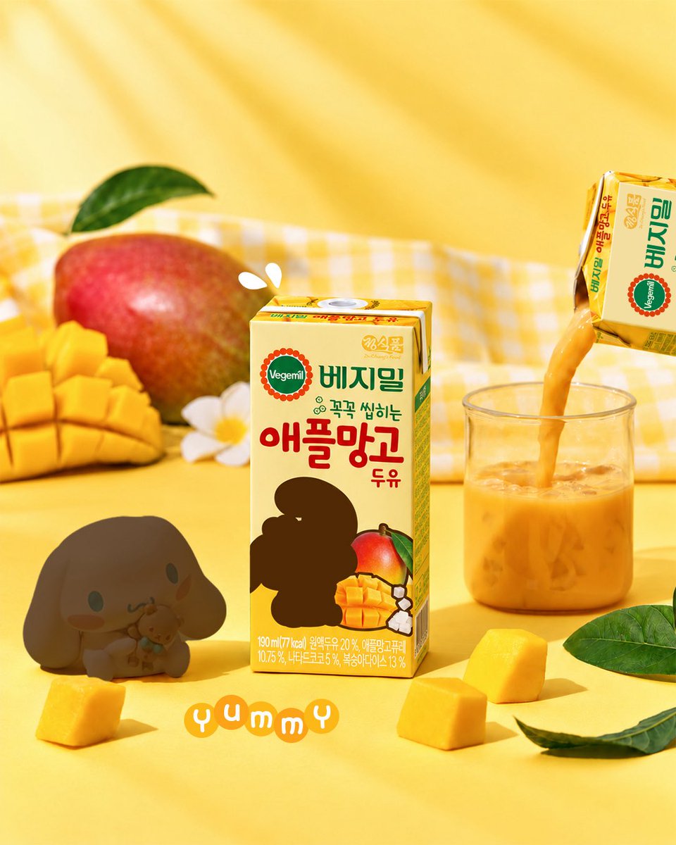 gihaha78900's tweet photo. 베지밀 애플망고 두유 리뉴얼 출시 예고! 
그런데 산리오 캐릭터까지 등장한다고?!

달콤한 애플망고 두유가 새롭게 돌아옵니다!
맛과 영양은 물론 씹는 재미까지 더해졌다고 해요. 

<리뉴얼 핵심 포인트>
1️⃣ 기존 대비 당 함량 62% 감소
2️⃣ 비타민 C·D, 아연 함유
3️⃣ 쫄깃한 코코넛 알갱이로 씹는 재미 추가
4️⃣ 애플망고의 상큼달콤한 풍미
5️⃣ 190ml 기준 77kcal

산리오 캐릭터와의 만남?!
공개된 티저 이미지에는 귀여운 캐릭터 실루엣 3종이 등장했는데요.

폼폼푸린, 시나모롤, 포차코를 연상시키는 모습이라 더욱 기대되는 상황!

아직 캐릭터의 정체는 공식 공개 전이며, 출시일과 판매처도 추가 안내를 기다려야 합니다.

애플망고 두유..? 상상이 안된다!