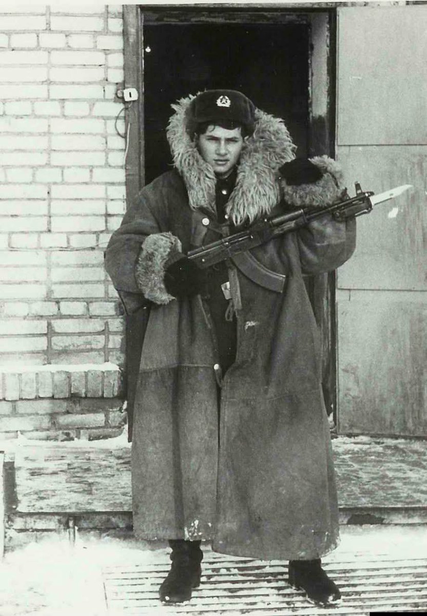 Chervonec14Ru's tweet photo. В карауле.
1986г. https://t.co/OaoKhEj17M