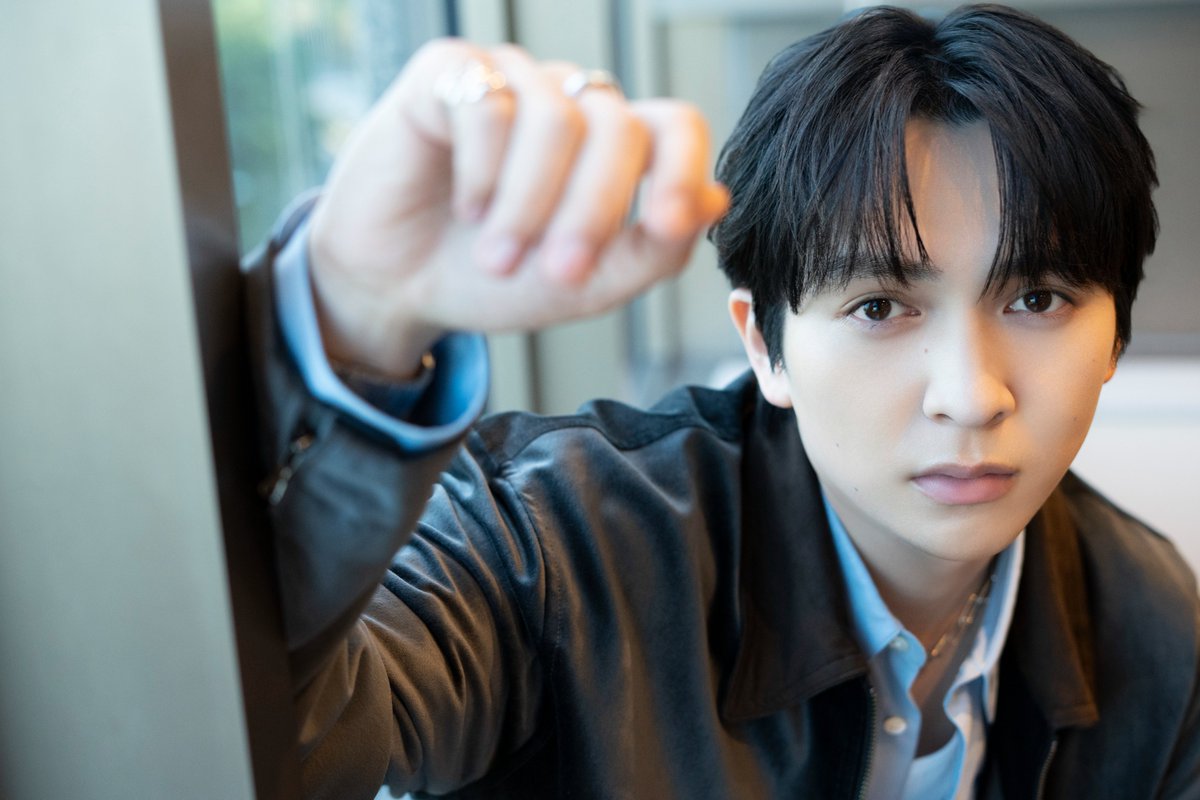encountofficial's tweet photo. 〖　𝐸𝑁𝐶𝑂𝑈𝑁𝑇 𝐼𝑁𝑇𝐸𝑅𝑉𝐼𝐸𝑊　〗

/／
#MILK #吉田仁人 さん
インタビュー第2弾も公開中🐮💛
\＼

初主演ドラマ『溺愛　～ 実は、最強ヒーロー ～』
本日より放送開始！

アイドルと役者に共通する表現者としての美学とは❔
https://t.co/0gz7IPkBM8

「ディレクションにどれだけ誠実に向き合えるかを大切にしています。パフォーマンス中も即興の振り付けなどはせず、プロの方が突き詰めて作ってくださったものを、自分の土台の上でいかに表現できるか。そこに一番の楽しさを感じています」

#ドラマ溺愛 ＠dekiai_mx