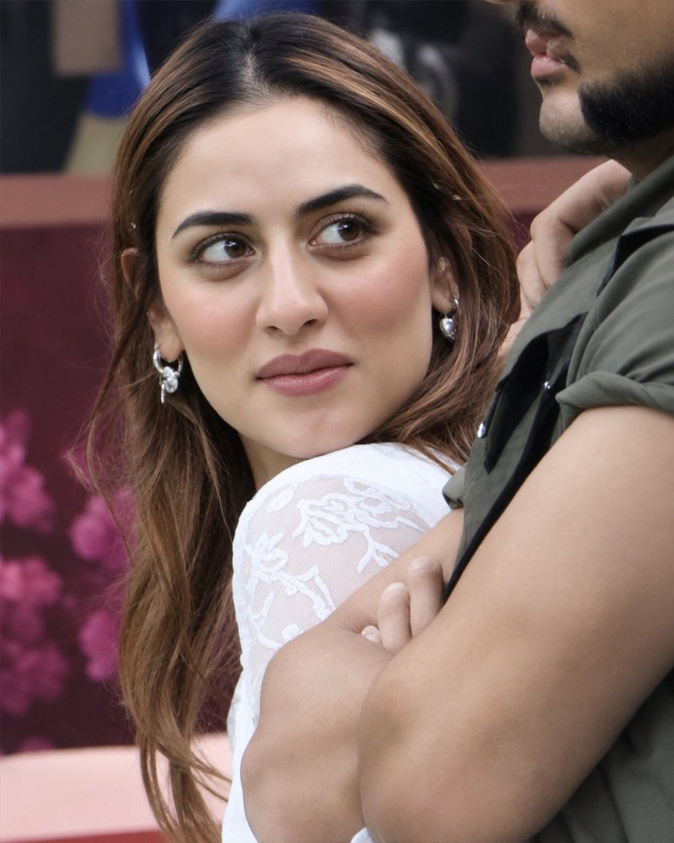 UditiSinghh_'s tweet photo. Grabs from yesterday’s episode. 👀🤍

More moments from the episode! Check out the full photo carousel on Instagram: https://t.co/XHEoS9MylY

#UditiSingh #TeamUditiSingh #BiggBoss20 #BB20 #DivaOfBB20 https://t.co/d6S64RUlBD