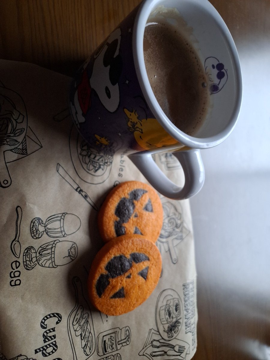 KKuuma999's tweet photo. 軽くティタイム☕今日はハロウィーンクッキー😌 https://t.co/qE32ViZmZu