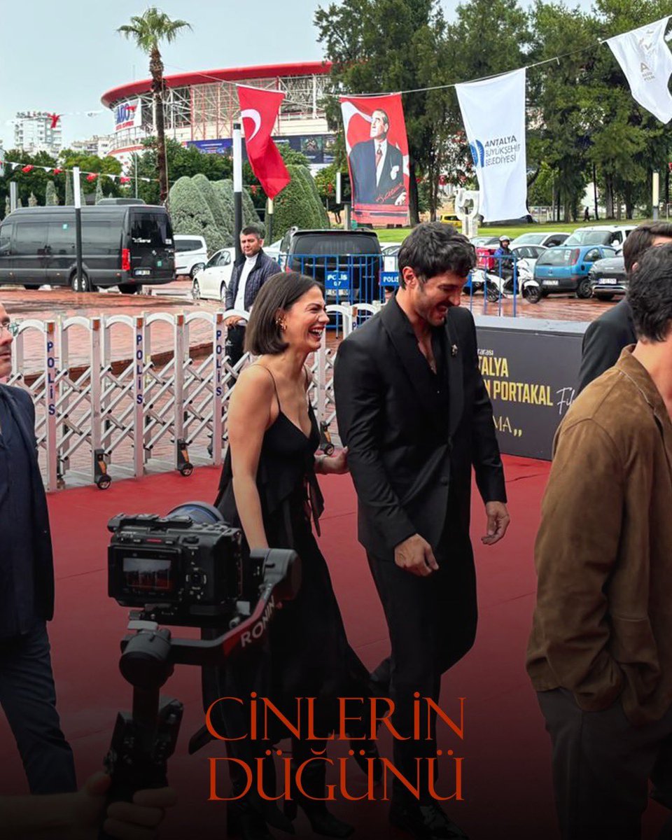 demetozdechile's tweet photo. IG| cinlerindugunufilm 
“La nueva película de Ferit Karahan, “La boda del Djinn”, se estrenó hoy en el Festival de Cine Golden Orange de Antalya.

“La Boda del Djinn” en TODOS LOS CINES el 6 de noviembre…” #DemetÖzdemir https://t.co/eKwDoa7WMh