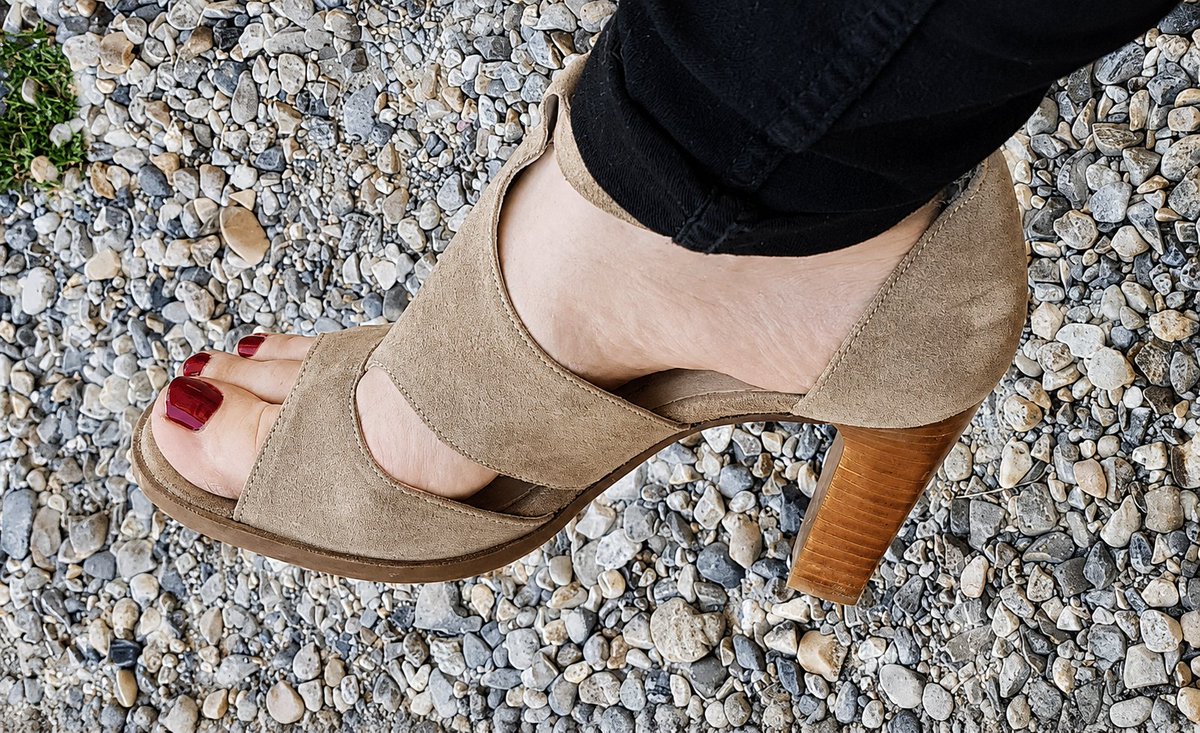 Huscker35's tweet photo. #arch #barefeet #barefoot #feet #foot #flipflops #girl #legs #pretty #rednails #sandals #sexy #shoes #soles #toes #woman #women #frenchpedicure #toespainted #beauty https://t.co/uZe3yHVy2q
