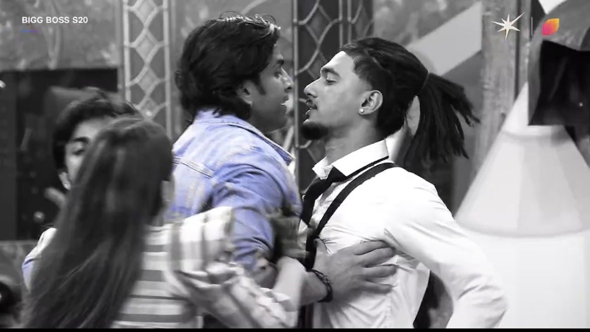 Bigboss_check's tweet photo. #BiggBoss20 #BB20

This push was NEVER shown in the episode. 

It's obvious why they wouldn't want this footage on Television.

Nakul's incident was also edited out, so here's a REALITY CHECK for everyone claiming #YungDSA raised his hand first.

Watch the unseen footage before jumping to conclusions!