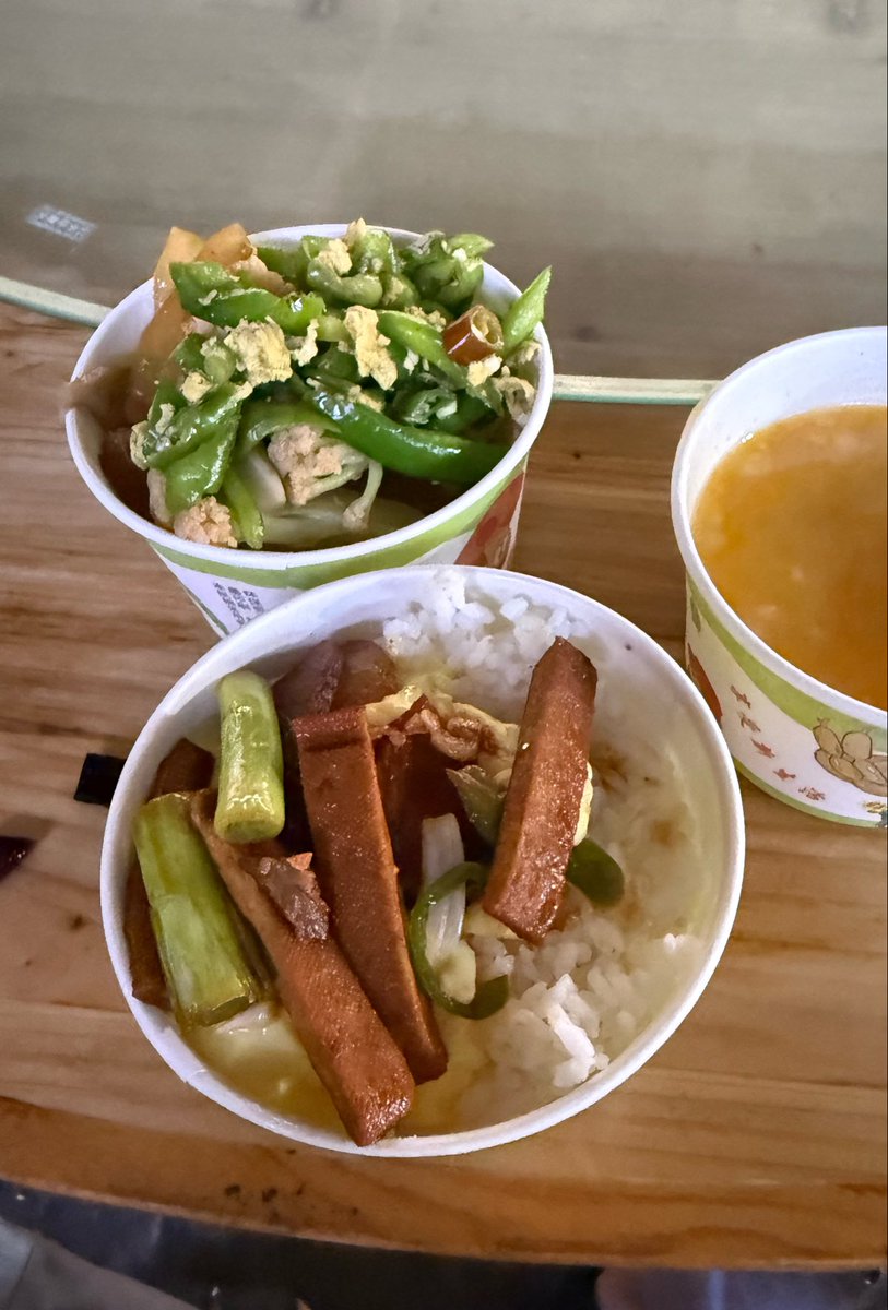 helloghl's tweet photo. 吃盒饭了 https://t.co/p58X15Ex3g