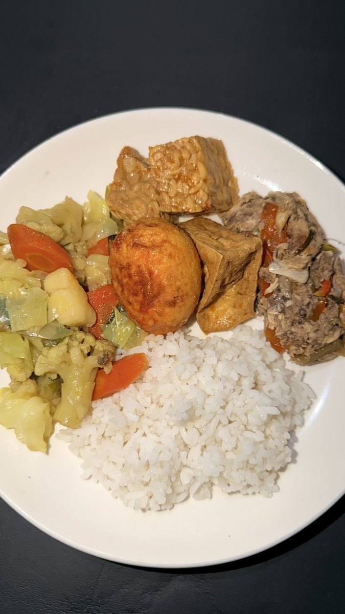 sanjeevxrn's tweet photo. Mam sianggg, kalian makn siang apa guys??? Tim yang harus ada sayur atau gak sih klo makan tuh? https://t.co/xOulcUDmbD