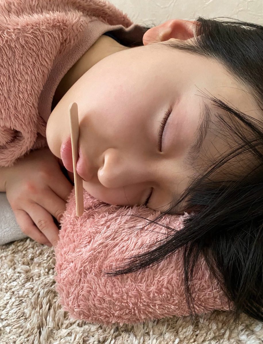 haruka_cs0129's tweet photo. アイスの棒咥えながら寝てる昔の写真でてきた https://t.co/wZpUsnhWI6