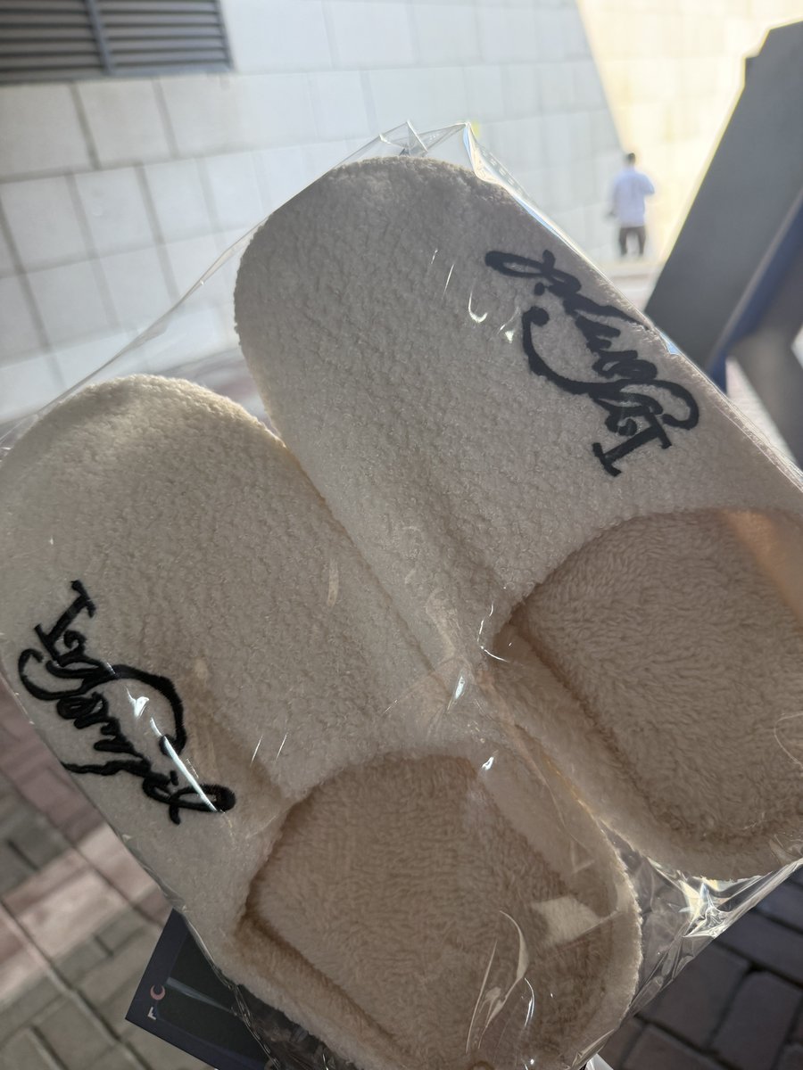 riizepage_idn's tweet photo. RIIZE’s gifts for BRIIZE attending 'Insomnia' pre-recording at Music Bank today:

🩴fluffy home slippers
🥪 kounkounn sandwiches (salted caramel &amp; fruit)

cr. bbiin_e https://t.co/4JuZjpTH70