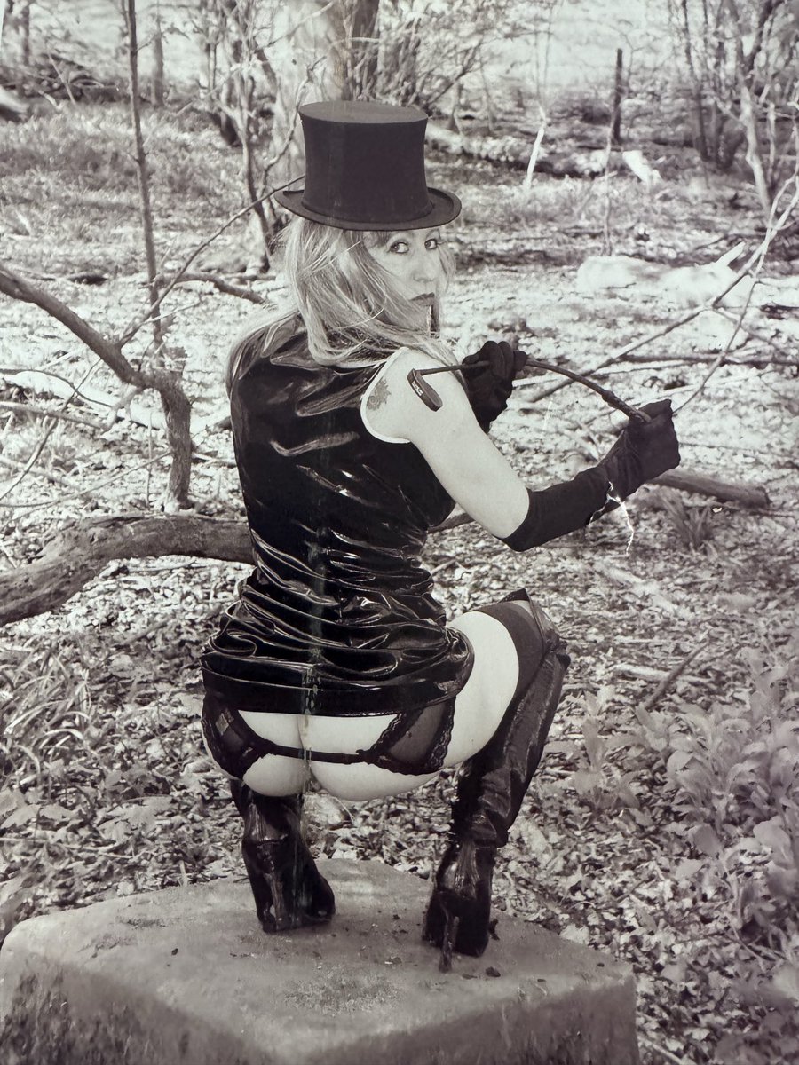 LizzieLips's tweet photo. if you go down in the woods  ! https://t.co/DuB70dEddv