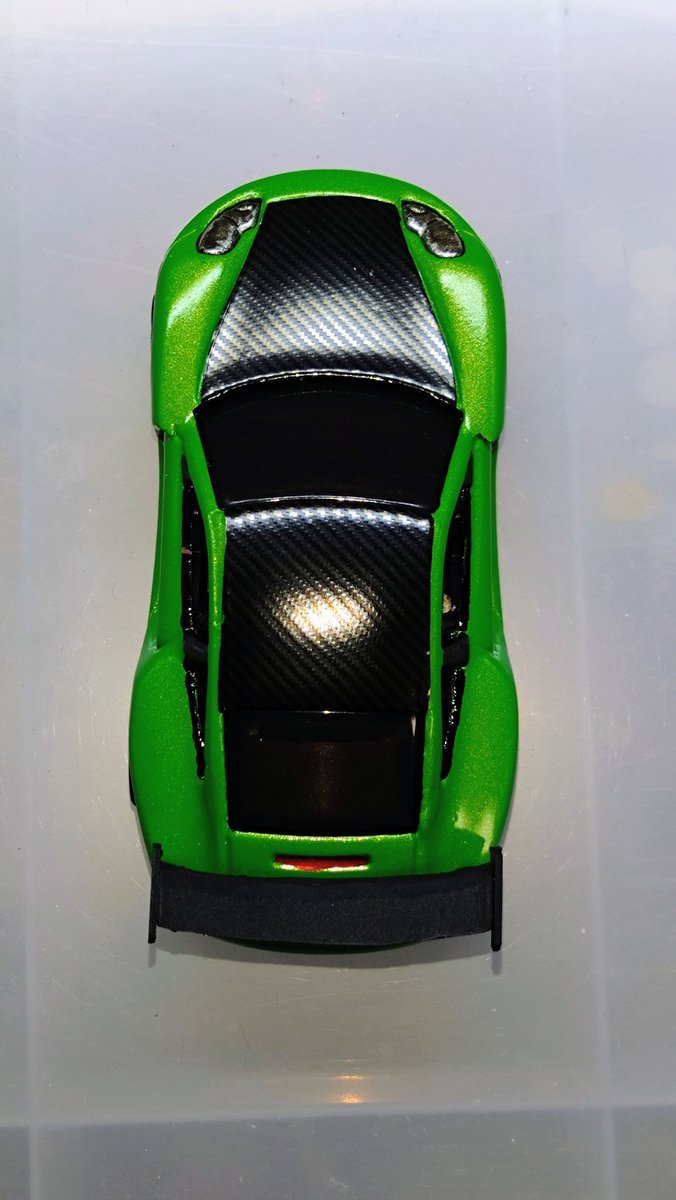 norishi1980's tweet photo. ポルシェ 911 完成
前後フェンダーをブリスターフェンダーに
途中カエルに見える病にかかり、完治しないままグリーンにペイント
ボンネットとルーフをカーボン調にしてリアスポイラーを装着
ホイールは @freewheeling201 たかしさん
#ホットウィール #hotwheels #PORSCHE https://t.co/Td0CamDzNw