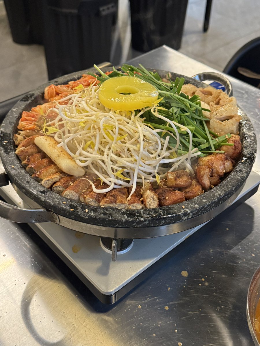 zzzzdega's tweet photo. 홍대 야르곱창집 가서 둘이 5인분 먹고나옴 https://t.co/fVd5jDWksi