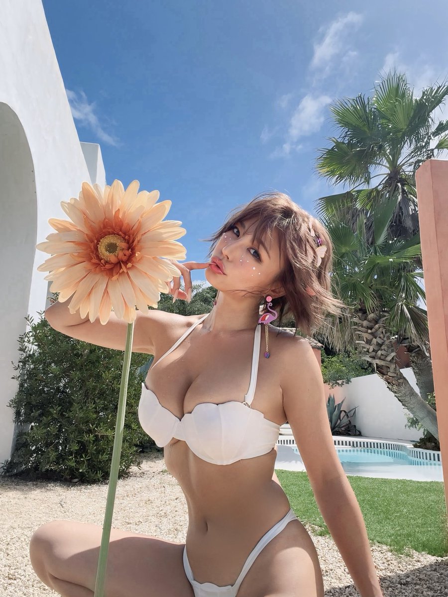 cjd_ena's tweet photo. ENAカレンダー予約してくれたかなぁ？☺️🌻

🔗https://t.co/rKh75XrIqe

忘れたらイタズラしちゃうぞっ🎃👻笑

...なんて🤭🤍

2027年もENAと一緒の約束しよっ？🫶

#ena #cjd_ena #cyberjapan #カレンダー #2027 https://t.co/nNjDYkUwwN