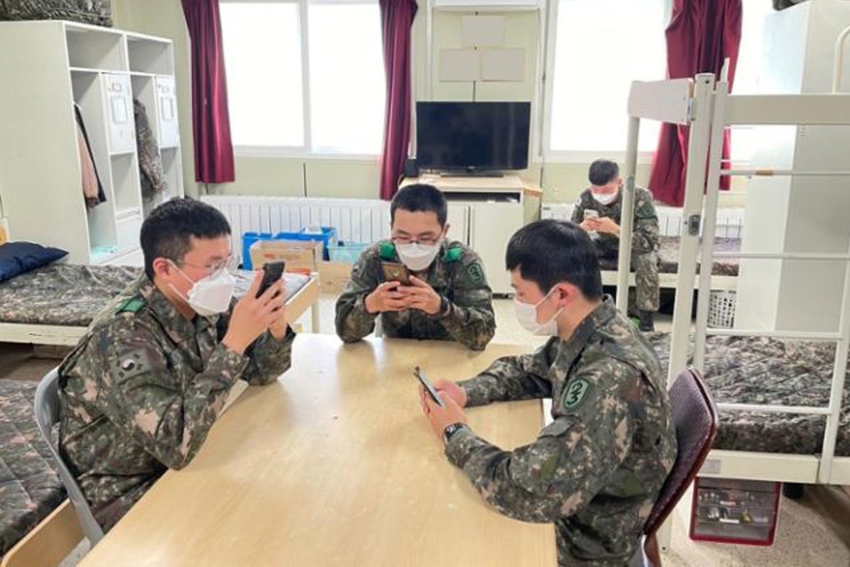 natuzunda's tweet photo. 前韓国の人に｢徴兵の時って何して暇潰すの？スマホは使えないでしょ？｣と聞いたら

この画像と共に｢ブルーアーカイブ｣
と一言送られてきたのカッコよすぎたな https://t.co/bdKhDt7Tjj