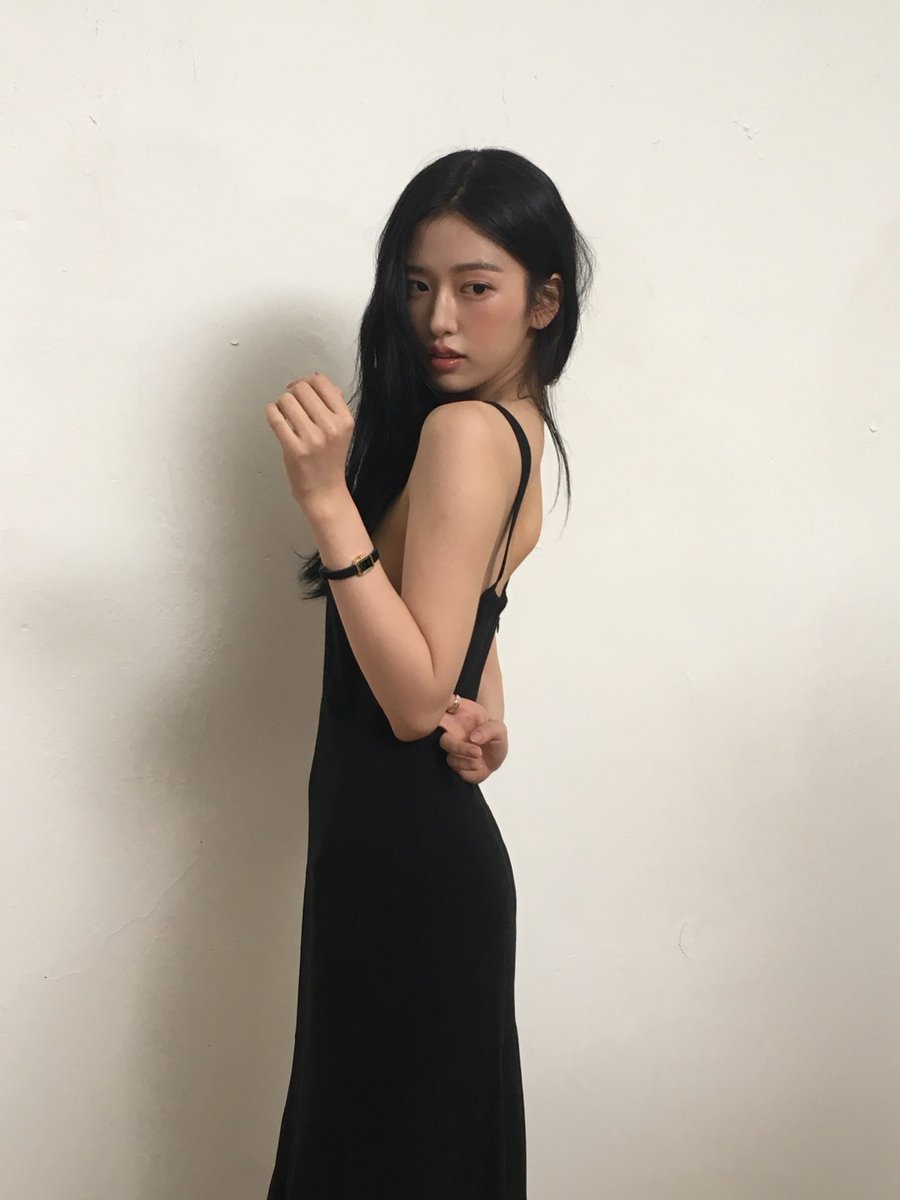 miranda41548's tweet photo. YUJIN - Soft sunlight, quiet gaze, and suddenly my whole afternoon is ruined in the best way.
#yujin #kpop #idol #fancam https://t.co/6GESF3FtTI