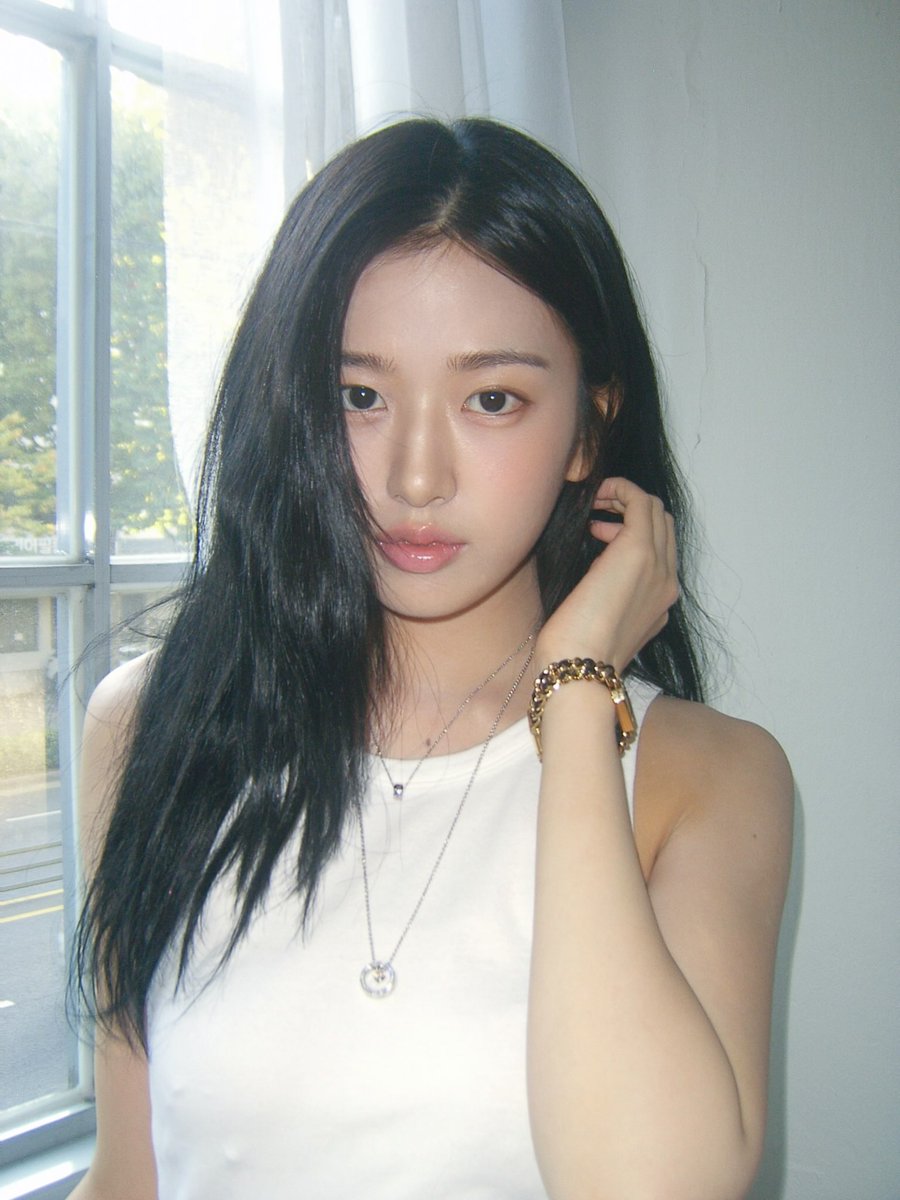 miranda41548's tweet photo. YUJIN - Soft sunlight, quiet gaze, and suddenly my whole afternoon is ruined in the best way.
#yujin #kpop #idol #fancam https://t.co/6GESF3FtTI