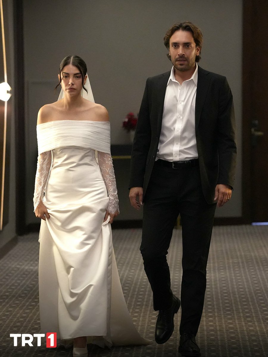 Mira780m's tweet photo. Adel ve Asmaa'nın buluşması, ayrılık denizinin ortasında uygun bir övgü niteliğinde💔. Sanki kader onları birlikteyken bile mutluluğa layık görmemiş gibi, yine de onların birlikteliğinin gelişimine şahit olacağız. #tasacakbudeni̇z  #EsDilEl  #EsDil #denizbayasal https://t.co/NqxFk4Jxa6