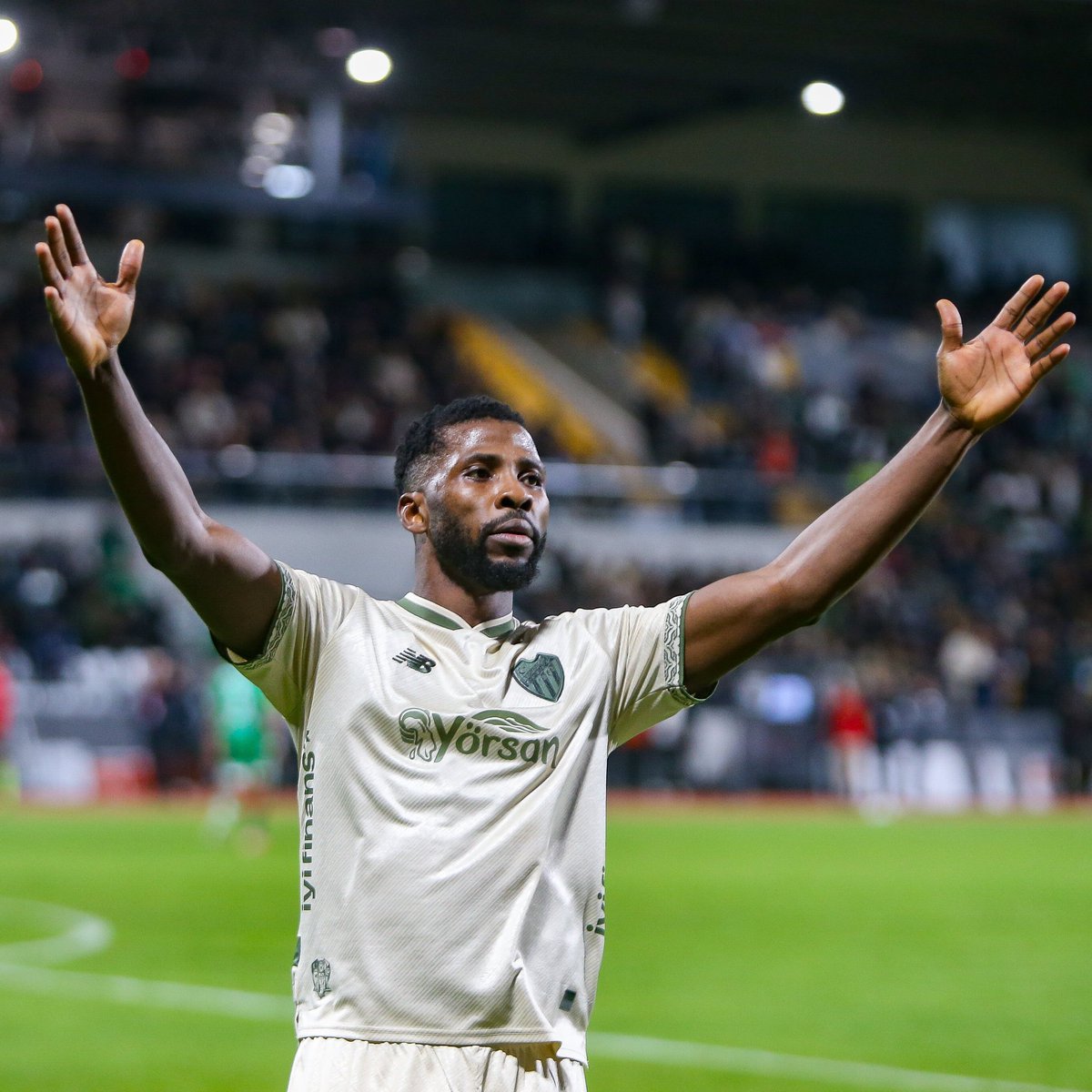 afrikafutbolu1's tweet photo. 🚨 Fenerbahçe, Kelechi Iheanacho ile ilgileniyor! (HT Spor)

Bursaspor Başkanı Enes Çelik: Oyuncuyu takımda tutmak istiyoruz ancak absürt bir teklif gelirse kulüp menfaatlerini de düşünerek satış yapabiliriz. https://t.co/mmL9ANTJgv