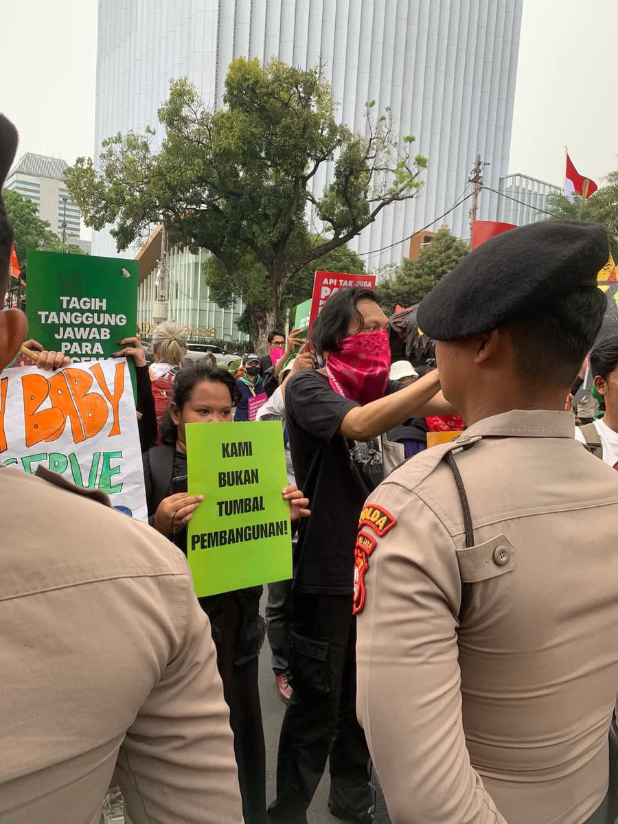 PocongGaib's tweet photo. HARI INI MASIH ADA YANG TURUN AKSI DARI TEMEN TEMEN @climate_rangers 

GA SERAME KEMARIN TAPI TOLONG BANTU UP SHARE ULANG!!!

MASSA GA SEBERAPA TAPI POLISI YANG JAGA BANYAK BANGET.

#INDONESIASADAR https://t.co/fUd0FlAoRR