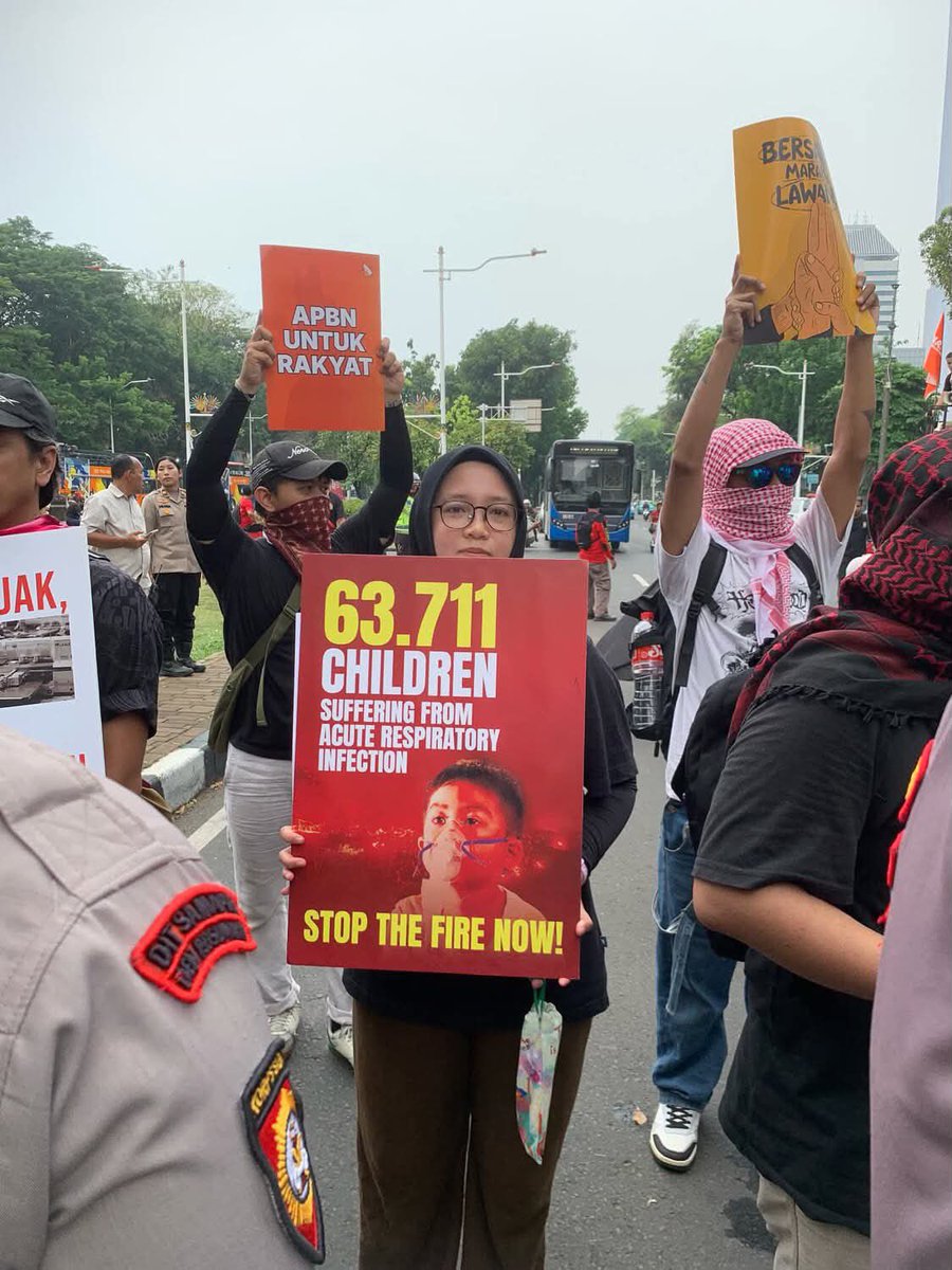 PocongGaib's tweet photo. HARI INI MASIH ADA YANG TURUN AKSI DARI TEMEN TEMEN @climate_rangers 

GA SERAME KEMARIN TAPI TOLONG BANTU UP SHARE ULANG!!!

MASSA GA SEBERAPA TAPI POLISI YANG JAGA BANYAK BANGET.

#INDONESIASADAR https://t.co/fUd0FlAoRR