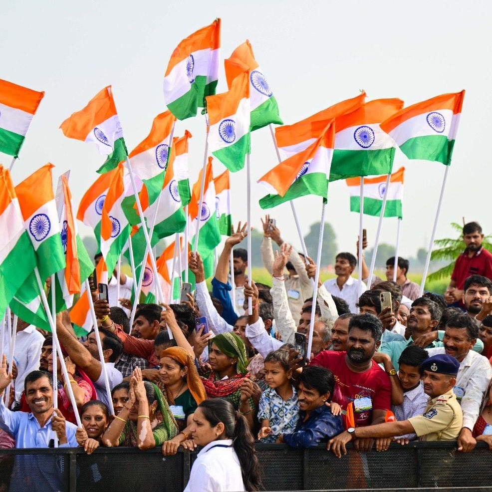 PRupala's tweet photo. બનાસકાંઠાની પુણ્યભૂમિ પર દેશના યશસ્વી પ્રધાનમંત્રી શ્રી નરેન્દ્ર મોદી સાહેબનું હૃદયપૂર્વક ભાવભર્યું સ્વાગત!

#KisanKalyanSeRashtraKalyan #ModiKahinNahiJayega https://t.co/ko0ogeOH9q