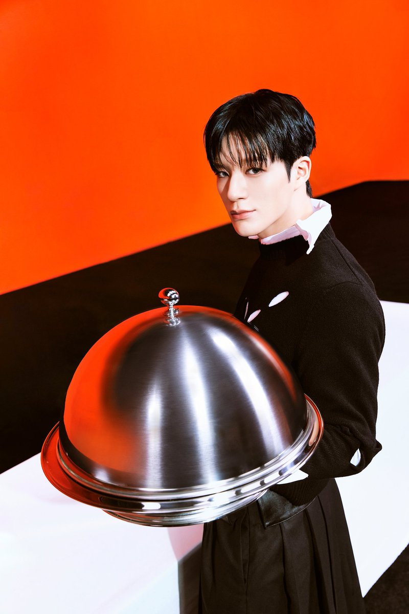 keejenonct's tweet photo. Is it a dream, or is Jeno just living in one? From the sharp looks to that iconic silver dome tray, this concept is an absolute masterpiece. He’s out here redefining perfection and making our NCTzen hearts flutter all over again. https://t.co/Ffk6sv3hoE