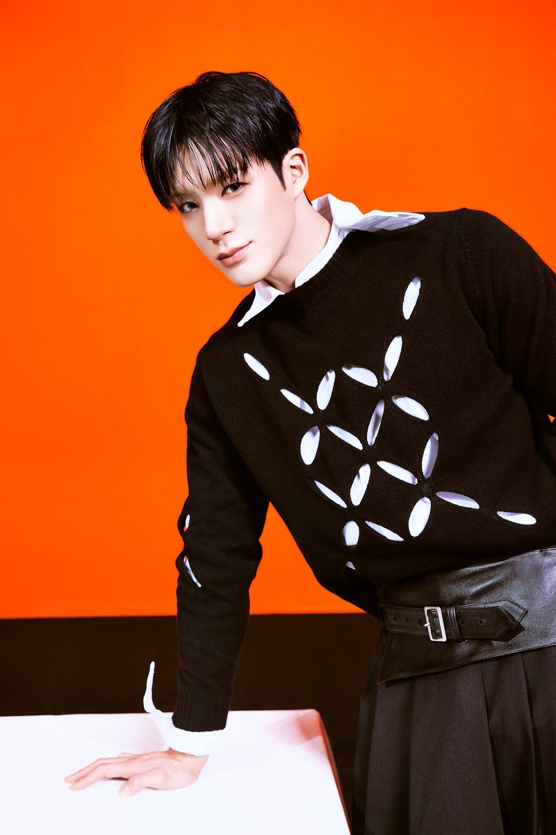 keejenonct's tweet photo. Is it a dream, or is Jeno just living in one? From the sharp looks to that iconic silver dome tray, this concept is an absolute masterpiece. He’s out here redefining perfection and making our NCTzen hearts flutter all over again. https://t.co/Ffk6sv3hoE