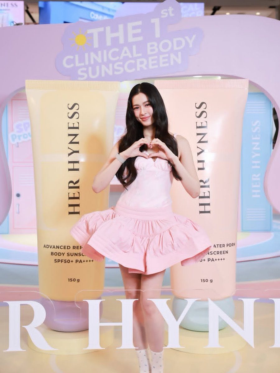 TrendLingTH's tweet photo. 📍 IG NEW UPDATE [2026.10.30]
@linglingsirilak #LinglingKwong

เก็บโมเมนต์จากวันเปิดตัว Body Sunscreen ใหม่ของ Her Hyness มาฝากค่ะ 🌞💖  
​หลิงดีใจมากที่ได้เป็นส่วนหนึ่งของวันพิเศษนี้ ขอบคุณทุกคนที่มาเจอกันสนุกมากๆ  

​ฝาก Her Hyness PDRN Body Sunscreen กันแดดตัวเนื้อเบา สบายผิวกันด้วยน้าาา SPF50+ PA++++ ผ่านการทดสอบทุกมาตรฐาน ISO มั่นใจทั้งการปกป้องและบำรุงผิว หลิงใช้ทุกวันเลยย แล้วไว้เจอกันอีกนะคะ 🫶  

LINGLING BA HER HYNESS
#HerHynessXLingling
#หลิงหลิงคอง