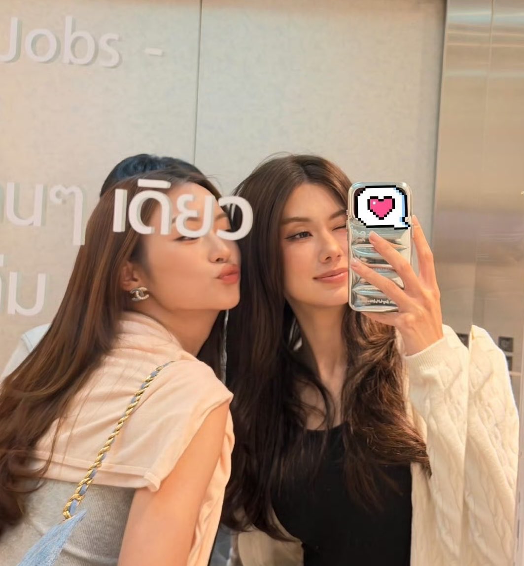 mintchocccs's tweet photo. the matching burgundyyyy phone, such a gf behavior 🙄

#LenaMiu https://t.co/o0G0KIZG0O