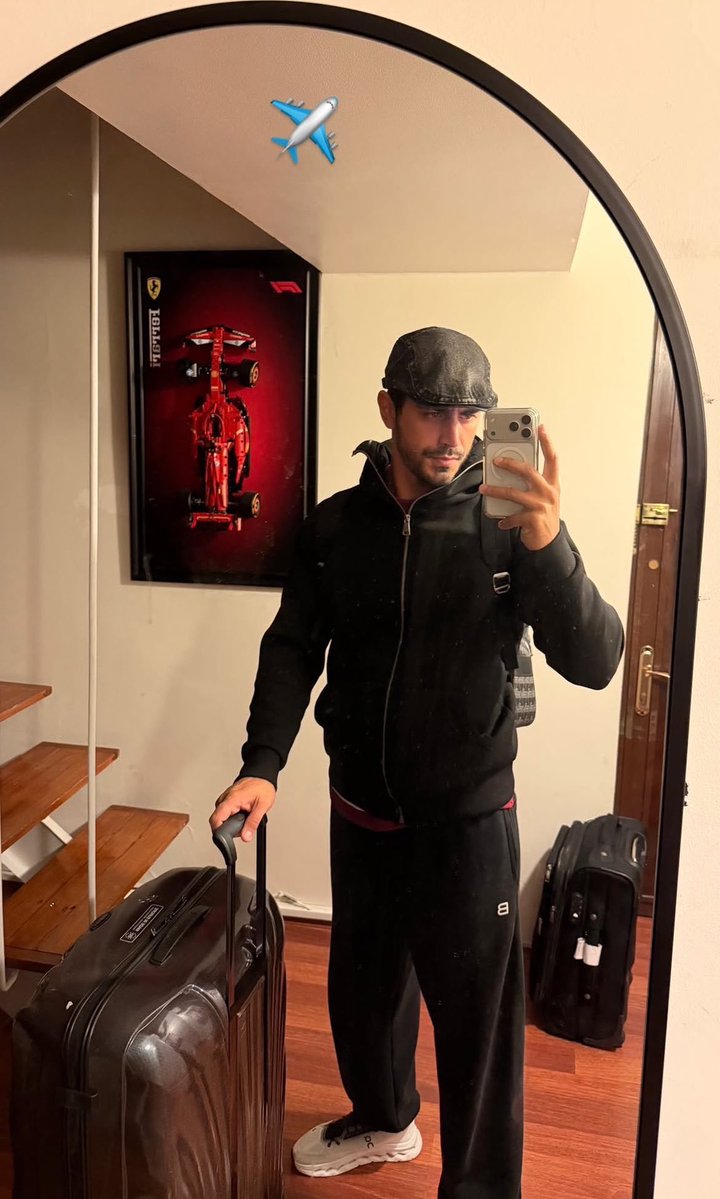 vrixvri's tweet photo. Emin got Mercan's personality into him while packing 🧳 ✈️😝
#EminGünenç #Travel #arafta #flight https://t.co/6fcNt6aE6x