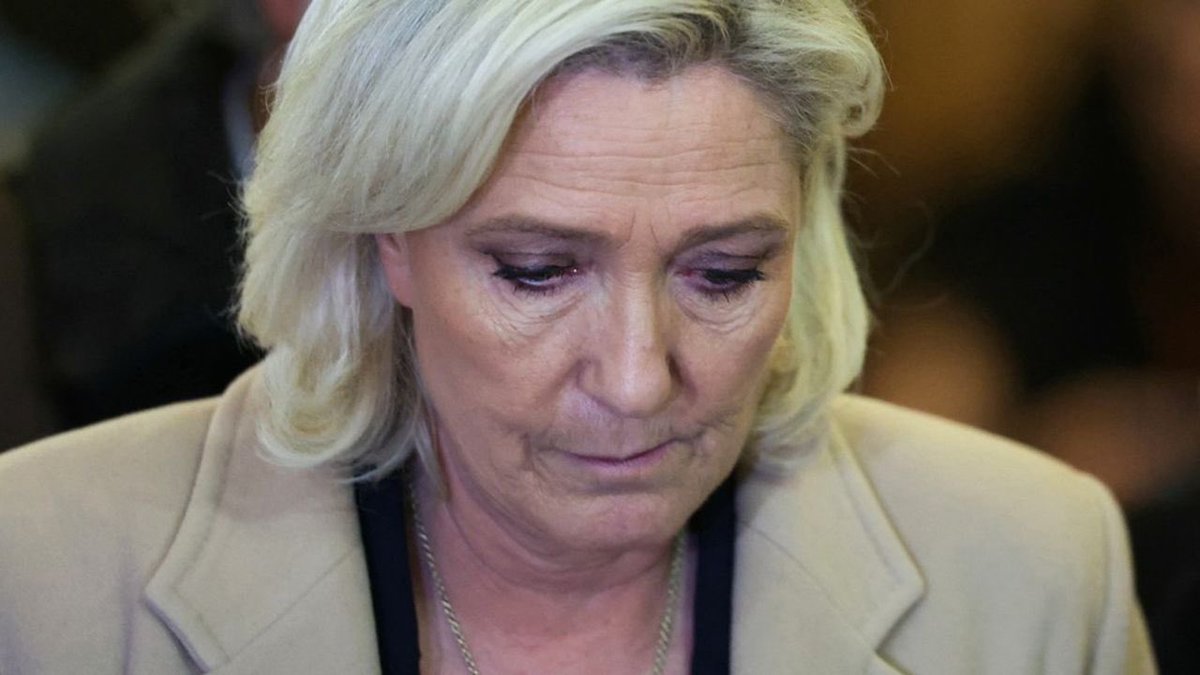 mandat_media's tweet photo. 🇫🇷🚨 ALERTE INFO - MARINE LE PEN ÉTAIT ACTIONNAIRE D’UNE SOCIÉTÉ VENDANT DES DISQUES ANTISÉMITES ET PRO-NAZIS !

Une enquête de Libération révèle que, dans les années 1990, la société familiale Serp, dirigée par Marie-Caroline Le Pen, commercialisait des chants de la Waffen-SS, des discours de collaborateurs du régime de Vichy et des enregistrements liés à l’idéologie nazie.

👉 Marine Le Pen détenait 8 % de cette entreprise, fondée par son père Jean-Marie Le Pen.

Parmi les contenus commercialisés figuraient des discours de Philippe Henriot, des entretiens avec l’ancien Waffen-SS Léon Degrelle et des textes de Robert Brasillach.

La société disposait également d’un contrat avec le Front national pour sa communication audiovisuelle.

Contactées par Libération, Marine et Marie-Caroline Le Pen n’ont pas répondu.

Source : Libération, enquête du 29 octobre 2026.