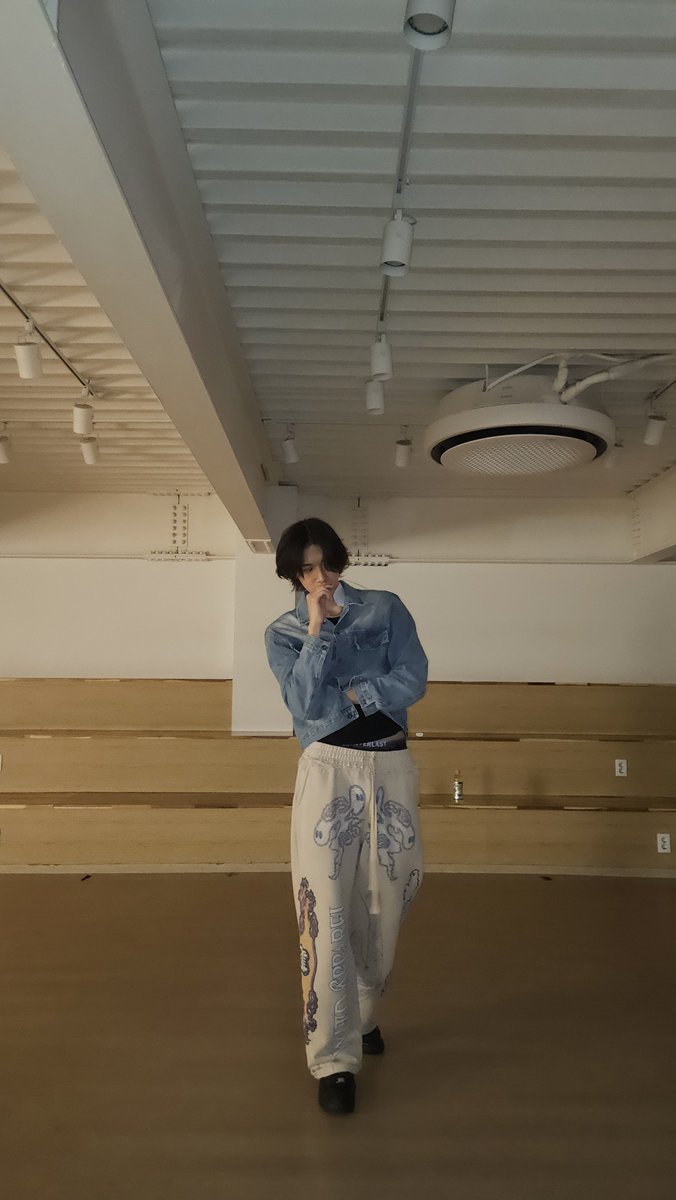 Ieeyoonsung's tweet photo. ㅤ
ㅤ                                                                https://t.co/GcNCDHJJUq

seharian ini gua mau bersantai sambil dengerin "sunflower" by post malone. https://t.co/PlLJsiGHxK