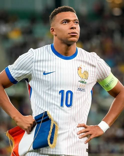David_Ornside's tweet photo. 🚨𝗠𝗔𝗝𝗢𝗥 𝗕𝗥𝗘𝗔𝗞𝗜𝗡𝗚: French People all over the world are boycotting anything related to China after Kylian Mbappe issued an apology letter but the Chinese people didn't accept the apology. https://t.co/zan9I5eiy5