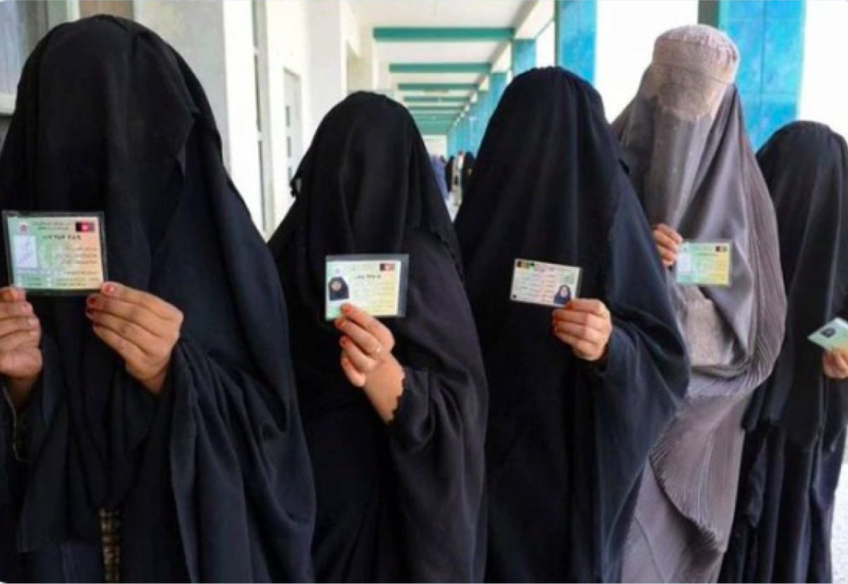 sokanturk's tweet photo. Suudi Arabistan Eğitim ve Öğretim Değerlendirme Komisyonu (ETEC), 
Kız öğrencilerin sınav salonlarına çarşaf veya ferace ile girmesini yasakladı, 
resmi okul üniforması yönetmeliğine uyma zorunluluğu getirdi. https://t.co/PPzyUU2JlS