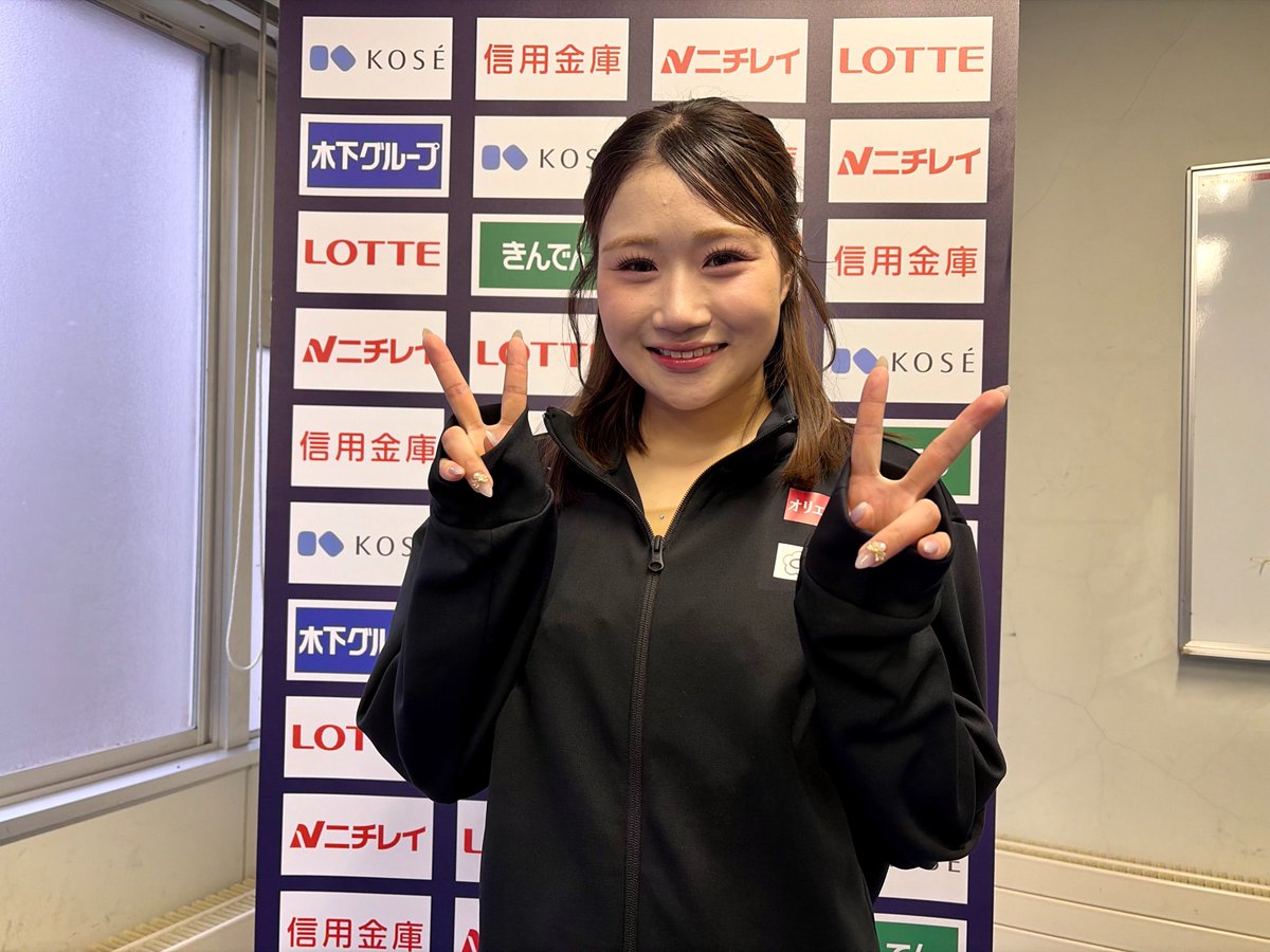 Hasuno_chunichi's tweet photo. 【東日本選手権】
女子ＳＰ　河辺愛菜選手
かわいい振付で会場を魅了した河辺選手。回転不足などの判定で点数は６１・４４で２位。「東京ブロックで６７点を出していたので、６５点はほしかったな」と少し悔しそうな表情も見せました。

新しい衣装は、真っ赤でお花がたくさんついています。「中３のときのＳＰ以来」とのこと。スカートも切りっぱなしではなく、ひらっとしていて河辺選手もお気に入りの様子でした。