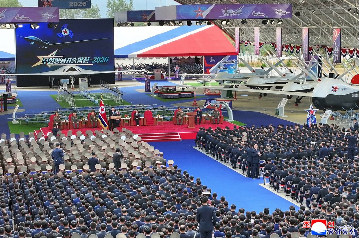 Defence_Turk's tweet photo. 🇰🇵Kuzey Kore'nin "hayalet hava aracı" görüldü 

🔸Kuzey Kore, "Unmanned Aeronautical Technology Development-2026" (İnsansız Havacılık Teknolojisi Gelişimi-2026) isimli sergi düzenledi. 
🔸Sergide kamikaze İHA'lar, insansız hava araçları, seyir füzeleri ve ÇNRA'ları içeren tatbikatlar yapıldı.
🔸Etkinlik kapsamında uçan kanat yapısına sahip bir hava aracı da görüldü.