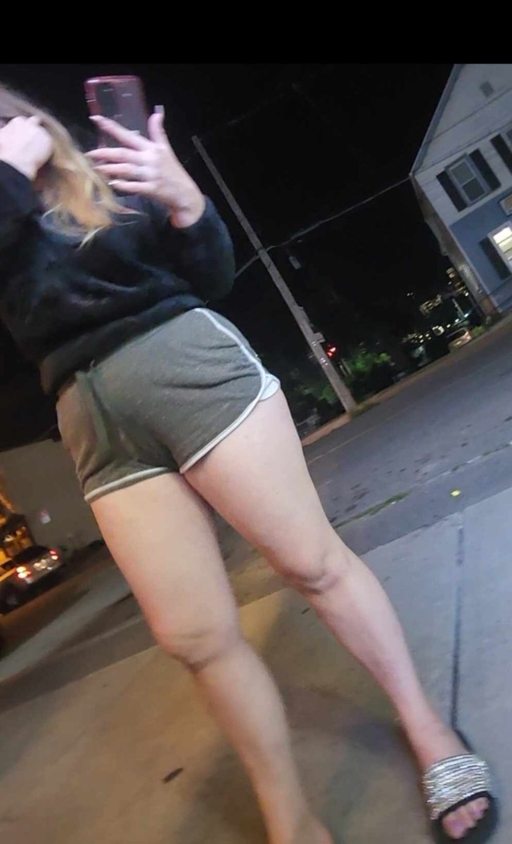 BellaCheeks00's tweet photo. booty shorts #booty #candid #pawg #mom #ass #legs https://t.co/GoQu9byy8v